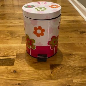 Small flower trash can